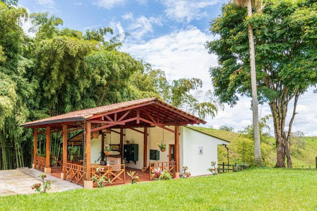 Agradable cabaña cafetera con jacuzzi a 12 min del centro de pereira Pereira Exterior foto