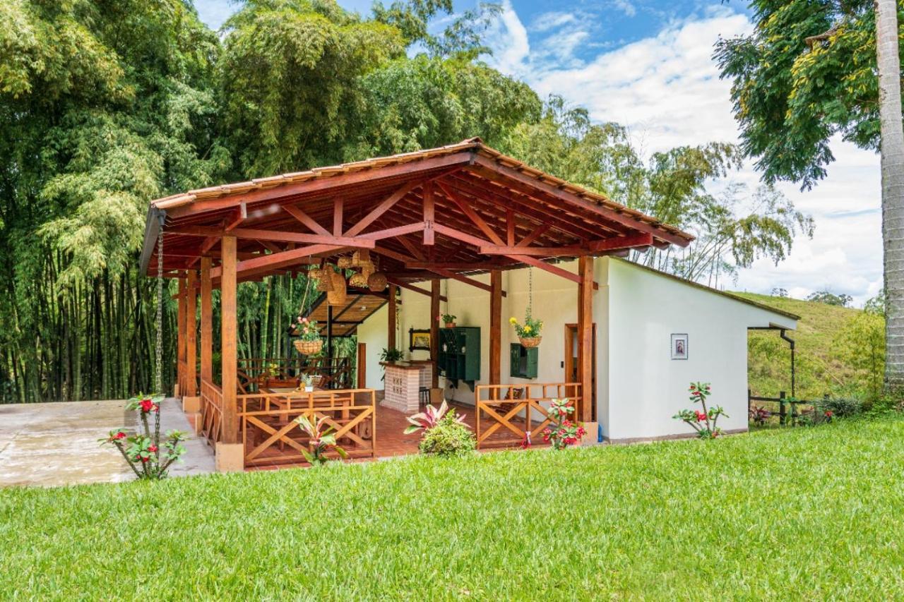 Agradable cabaña cafetera con jacuzzi a 12 min del centro de pereira Pereira Exterior foto